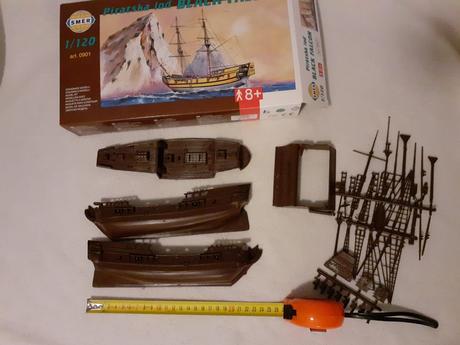 Plastikový model lode black falcon, 