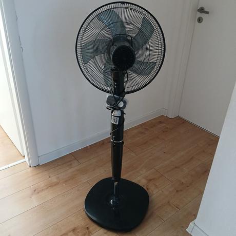 Čierny stojanový ventilátor klarstein,
