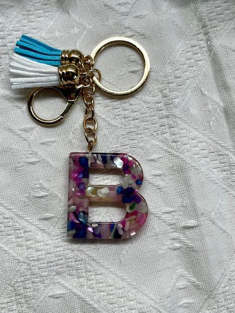 Ručne vyrobené živicové kľúčenky, 