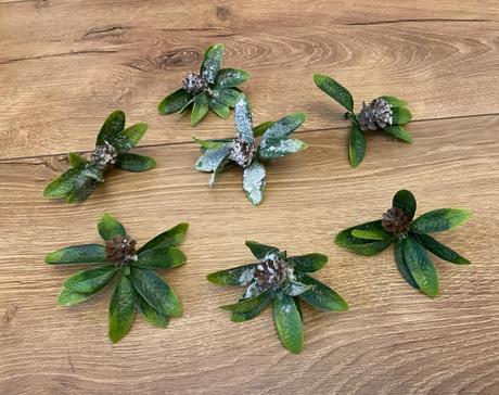 Lístočky zasnežené so šiškou 7 ks ( sada ), 