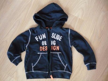 Tmavomodrá mikina, 104