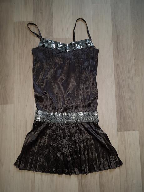 Saténové šaty, 146