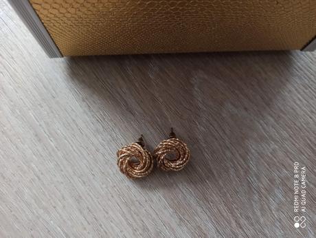 Zlatista sperkovnica, 