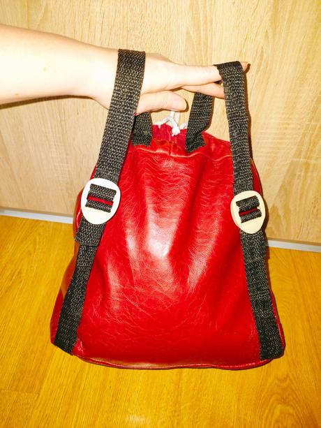 Červený výrazný ruksak,