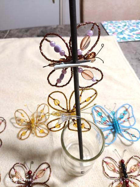 Korálikové aj látkové motýliky na štipcoch, 