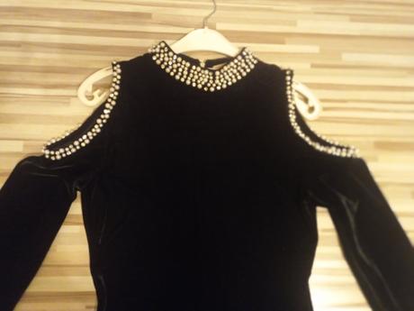 Cierne zamatove saty s perlami, l