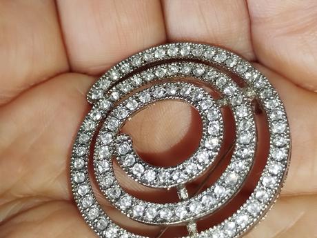 Brošňa s kamienkami,