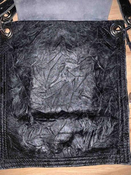 Kožená crossbody kabelka s kravskou srsťou,