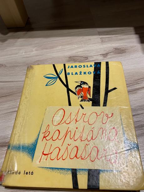 Retro stará kniha ostrov kapitána hašašara,