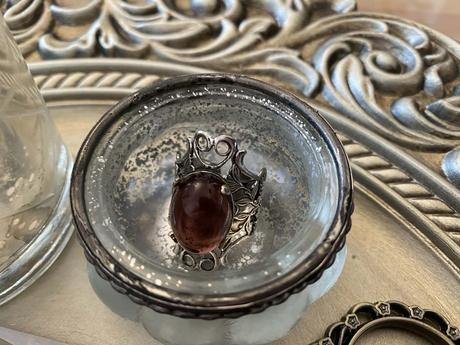 Prsteň s hnedým očkom, 