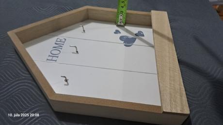 Drevený domček na klúče,