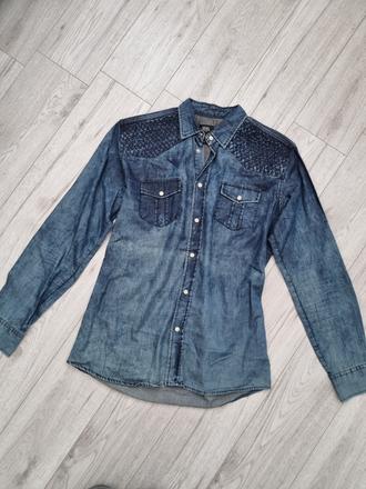 Pánska rifľová košeľa s pútavými detailmi, s