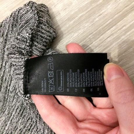 Šedý ľahký sveter,