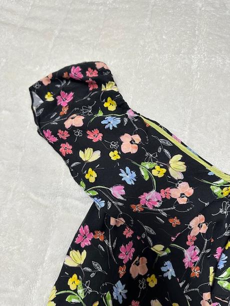 Čierne šaty s odhalenými plecami a volánom magenta, m