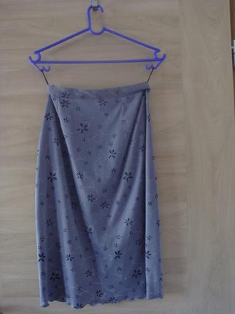 Puzdrová sivá sukňa s kvetinovým vzorom, s