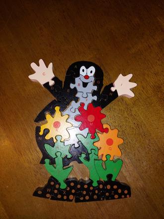 Drevenne puzzle s cislami a pismenami,