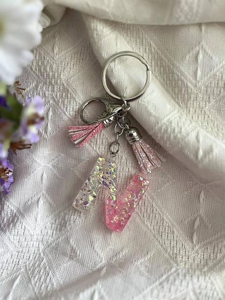 Ručne vyrobené živicové kľúčenky, 