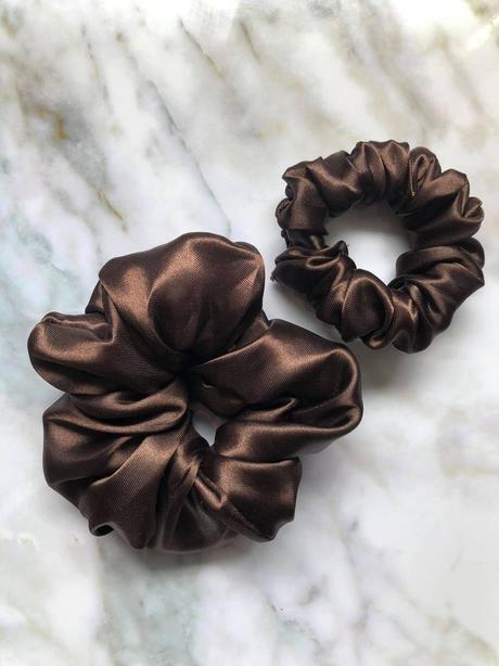 Saténová gumička scrunchie hnedá, 