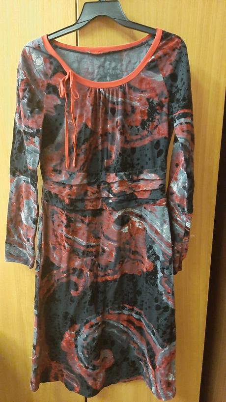 Kvalitné športovo-elegantné šaty so zamatom a elas, m