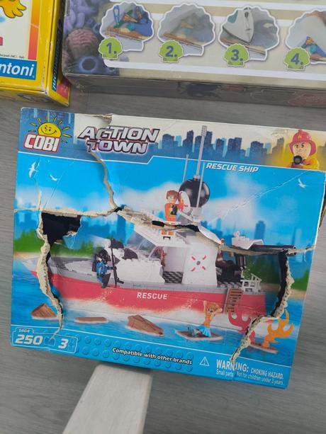 Rôzne nepoužívané hry a puzzle po mojich dvojičkác,