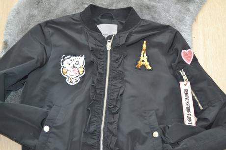 Štýlová čierna prechodná bunda bomber s nášivkami, vero moda,s