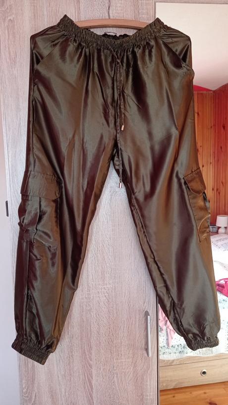 Lesklé olivovozelene nohavice, l