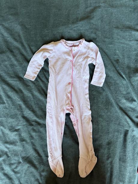 Balík oblečenia a hračiek pre dievčatko, 