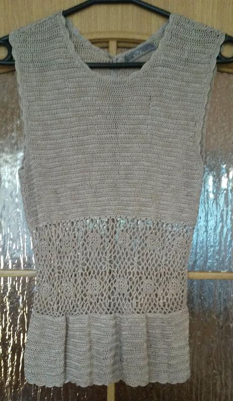 Elegantny pleteny top caroll, s