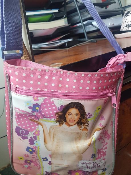 Violetta taska cez plece,