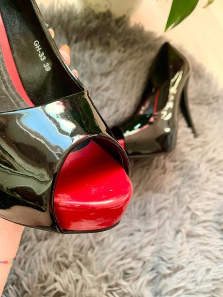 Lakované čierne lodička s červenou špičkou, 39