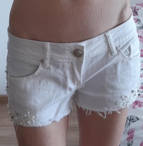 Biele sortky s perlickami, dromedar,l
