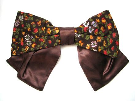 Hnedá kvietkovaná mašľa - brošňa, 