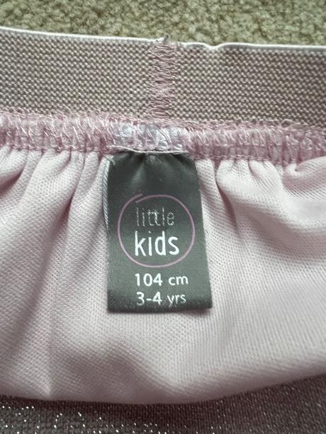 Nariasená krútivá suknička, 104