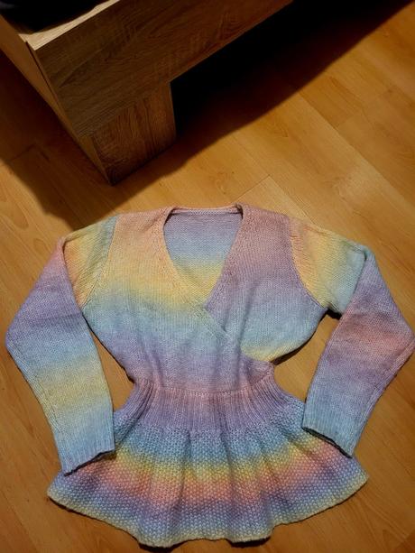 Krásny peplum sveter, 