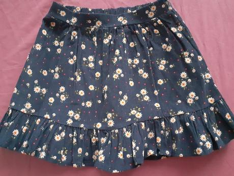 Tmavomodra dievcenska sukna s kvetmi, 122