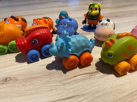 Malé dinosaury autá, zvieratká s krútiacimi hlavam, 