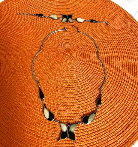 Zaujímavý perleťový náramok,