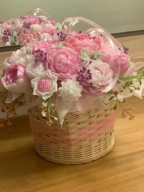 Veľká mydlova kytica v pletenom priborniku, 