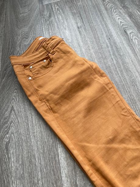 Gate s nízky sedom v horčicovej farbe, 26