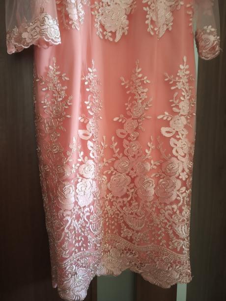 Čipkované šaty, 46