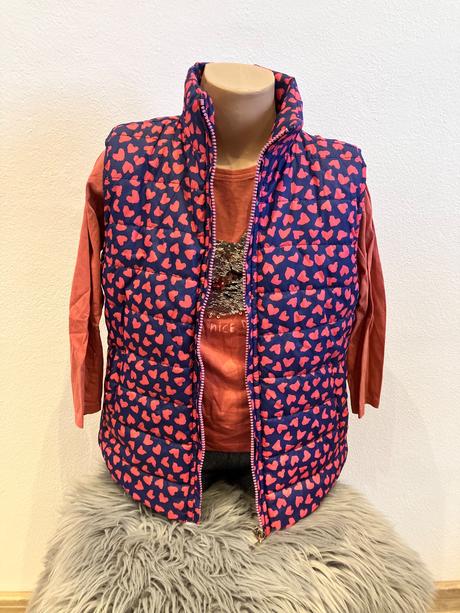 Dievčenská prechodná vesta so srdiečkami (122), 122