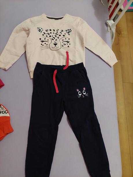 Mikina a tepláky, 104