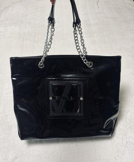 Veľká lakovaná mäkká kabelka zn. versace jeans, versace