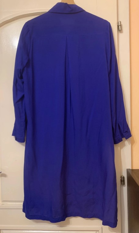 Dlhá košeľa v kráľovsky modrej farbe, s