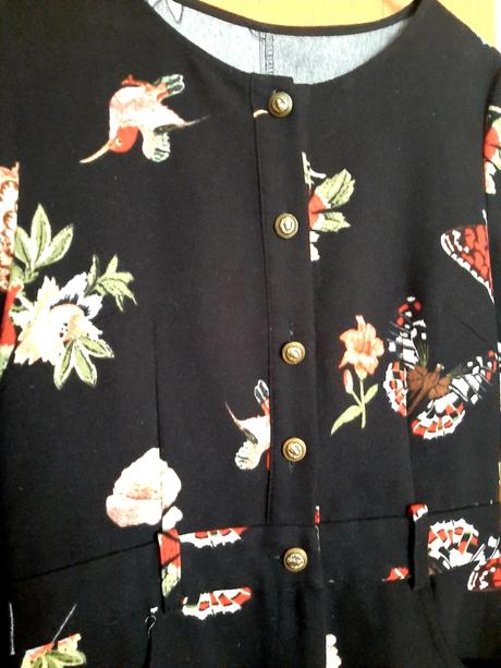 Čierne kvietkované hrubšie mini šaty, m