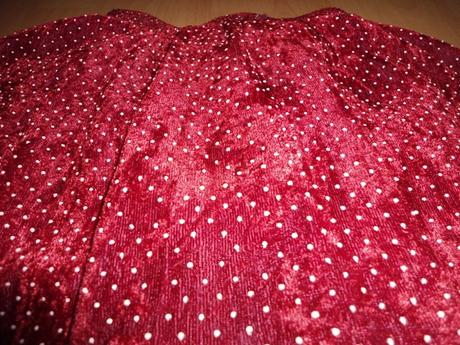 Bordova sametova sukna, 122