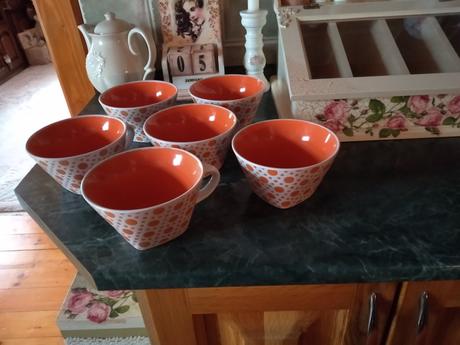 Šálky oranžová bodka, 