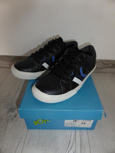 Nenosené tenisky boyz, 32