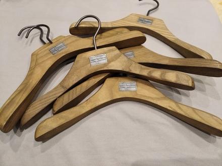 Drevený detský vešiak,