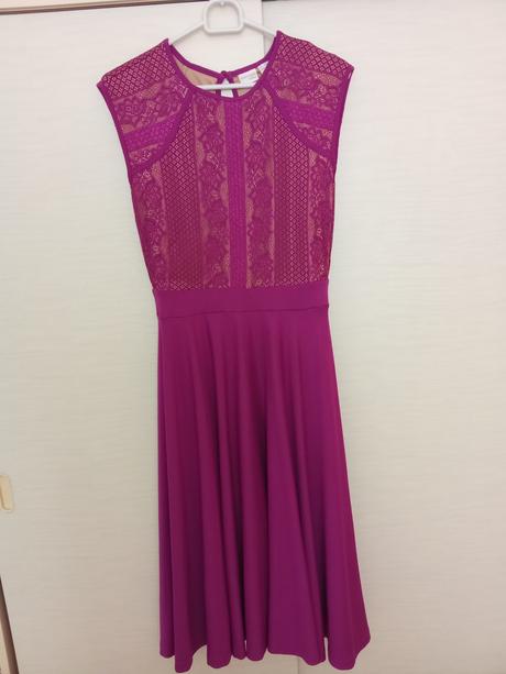 Šaty s vkladanou čipkou v hornej časti, 36